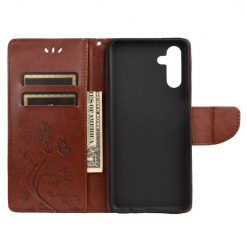 Peňaženkové puzdro Embossing Pattern Motýľ a kvet tmavohnedé – Samsung Galaxy A13 5G | Lacné Kryty Lacné Kryty | Peňaženkové puzdro Embossing Pattern Motýľ a kvet tmavohnedé – Samsung Galaxy A13 5G | Lacné Kryty