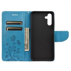 Lacné Kryty | Peňaženkové puzdro Embossing Pattern Motýľ a kvet modré – Samsung Galaxy A13 5G | Lacné Kryty