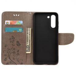 Lacné Kryty | Peňaženkové puzdro Embossing Pattern Motýľ a kvet hnedé – Samsung Galaxy S21 FE | Lacné Kryty