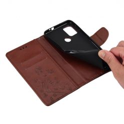 Lacné Kryty | Peňaženkové puzdro Embossing Pattern Motýľ a kvet tmavohnedé – Motorola Moto G30 / G10 | Lacné Kryty