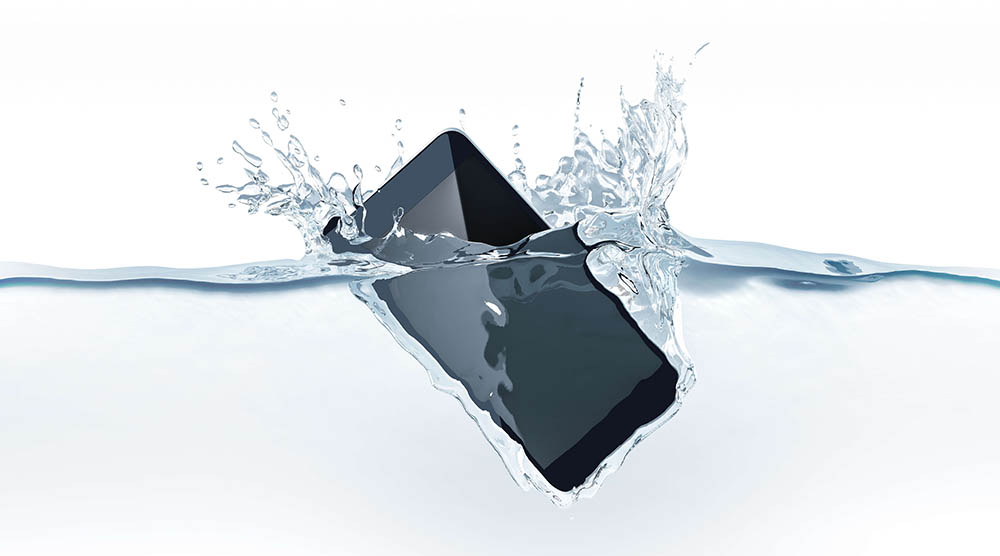 Lacné Kryty | Ako vysušiť telefón od vody? Rýchle tipy na záchranu