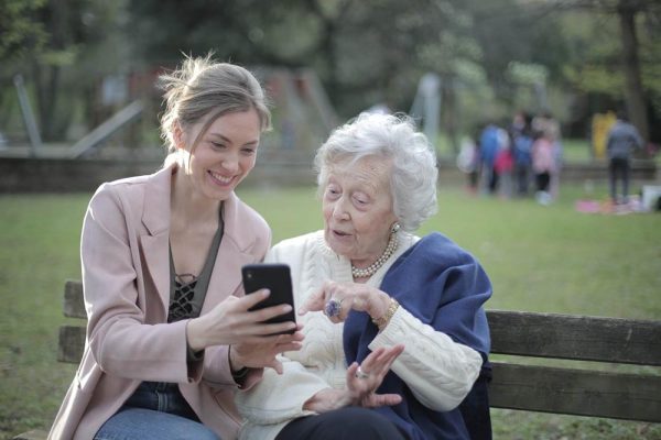 Lacné Kryty | Najlepšie mobily pre seniorov – 5 tipov, ako vybrať ten správny | Lacné Kryty