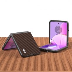 Kryt Abeel Carbon Fiber tmavohnedý – Motorola Razr 40 | Lacné Kryty Lacné Kryty | Kryt Abeel Carbon Fiber tmavohnedý – Motorola Razr 40 | Lacné Kryty