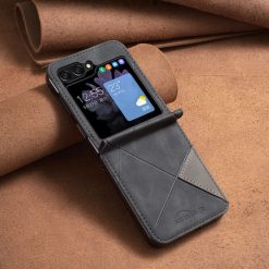 Kryt Rhombus čierny – Samsung Galaxy Z Flip 6 / Z Flip 7 FE | Lacné Kryty Lacné Kryty | Kryt Rhombus čierny – Samsung Galaxy Z Flip 6 / Z Flip 7 FE | Lacné Kryty