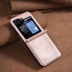 Lacné Kryty | Puzdro Embossing Pattern Motýľ bledoružové – Samsung Galaxy Z Flip 6 / Z Flip 7 FE | Lacné Kryty
