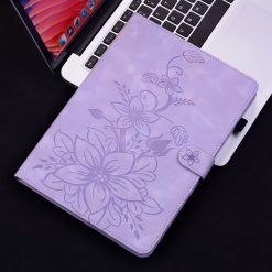 Knižkové puzdro Embossing Pattern Ľalia fialové – Samsung Galaxy Tab A9+ / A11+ | Lacné Kryty Lacné Kryty | Knižkové puzdro Embossing Pattern Ľalia fialové – Samsung Galaxy Tab A9+ / A11+ | Lacné Kryty