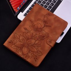 Lacné Kryty | Knižkové puzdro Embossing Pattern Ľalia hnedé – Samsung Galaxy Tab A9+ / A11+ | Lacné Kryty