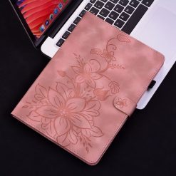 Knižkové puzdro Embossing Pattern Ľalia ružové – Samsung Galaxy Tab A9+ / A11+ | Lacné Kryty Lacné Kryty | Knižkové puzdro Embossing Pattern Ľalia ružové – Samsung Galaxy Tab A9+ / A11+ | Lacné Kryty