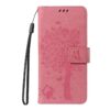 Lacné Kryty | Peňaženkové puzdro Embossing Pattern Strom a mačka zelené – Google Pixel 10 / Pixel 10 Pro | Lacné Kryty