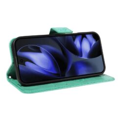 Lacné Kryty | Peňaženkové puzdro Embossing Pattern Strom a mačka zelené – Google Pixel 10 / Pixel 10 Pro | Lacné Kryty