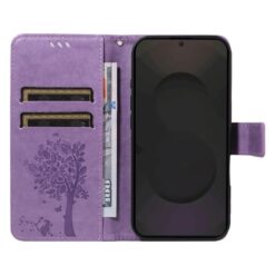Peňaženkové puzdro Embossing Pattern Strom a mačka fialové – Samsung Galaxy S25 FE | Lacné Kryty Lacné Kryty | Peňaženkové puzdro Embossing Pattern Strom a mačka fialové – Samsung Galaxy S25 FE | Lacné Kryty