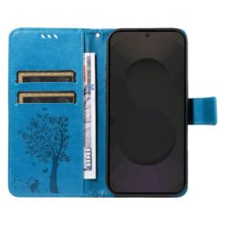 Peňaženkové puzdro Embossing Pattern Strom a mačka modré – Samsung Galaxy S25 FE | Lacné Kryty Lacné Kryty | Peňaženkové puzdro Embossing Pattern Strom a mačka modré – Samsung Galaxy S25 FE | Lacné Kryty