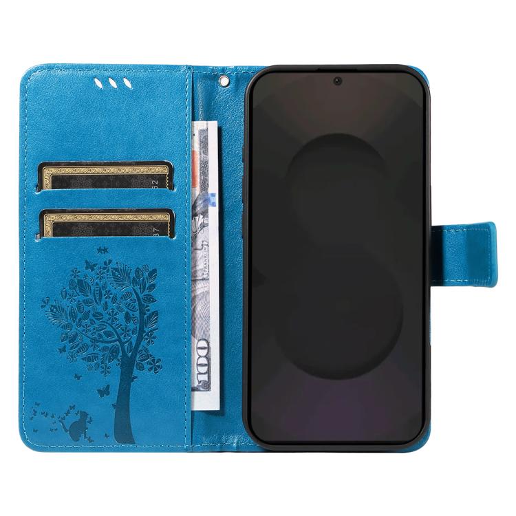Peňaženkové puzdro Embossing Pattern Strom a mačka modré – Samsung Galaxy S25 FE | Lacné Kryty Lacné Kryty | Peňaženkové puzdro Embossing Pattern Strom a mačka modré – Samsung Galaxy S25 FE | Lacné Kryty