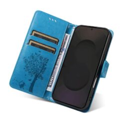 Peňaženkové puzdro Embossing Pattern Strom a mačka modré – Samsung Galaxy S25 FE | Lacné Kryty Lacné Kryty | Peňaženkové puzdro Embossing Pattern Strom a mačka modré – Samsung Galaxy S25 FE | Lacné Kryty