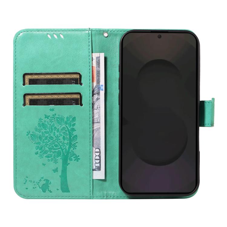 Peňaženkové puzdro Embossing Pattern Strom a mačka zelené – Samsung Galaxy S25 FE | Lacné Kryty Lacné Kryty | Peňaženkové puzdro Embossing Pattern Strom a mačka zelené – Samsung Galaxy S25 FE | Lacné Kryty