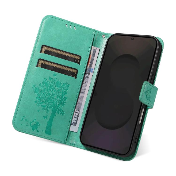 Peňaženkové puzdro Embossing Pattern Strom a mačka zelené – Samsung Galaxy S25 FE | Lacné Kryty Lacné Kryty | Peňaženkové puzdro Embossing Pattern Strom a mačka zelené – Samsung Galaxy S25 FE | Lacné Kryty